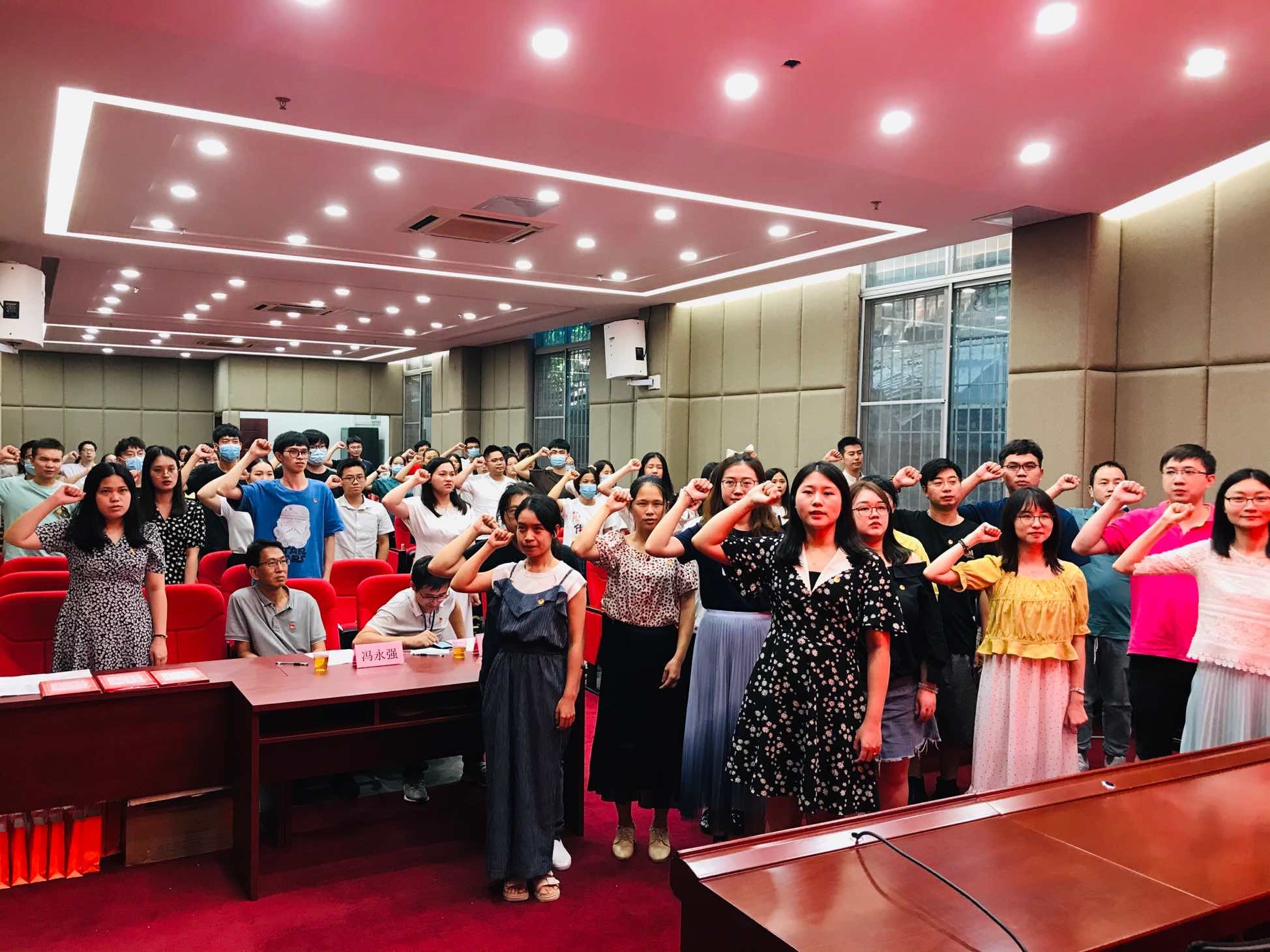 白云山光华公司团委进杏装沉温革命汗青·传承奋斗心灵”主题团日活动暨五四赞美及超龄团员离团典礼